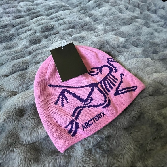 ✨ Arc’teryx Pink Logo Beanie – One Size NWT ✨ - Picture 4 of 6
